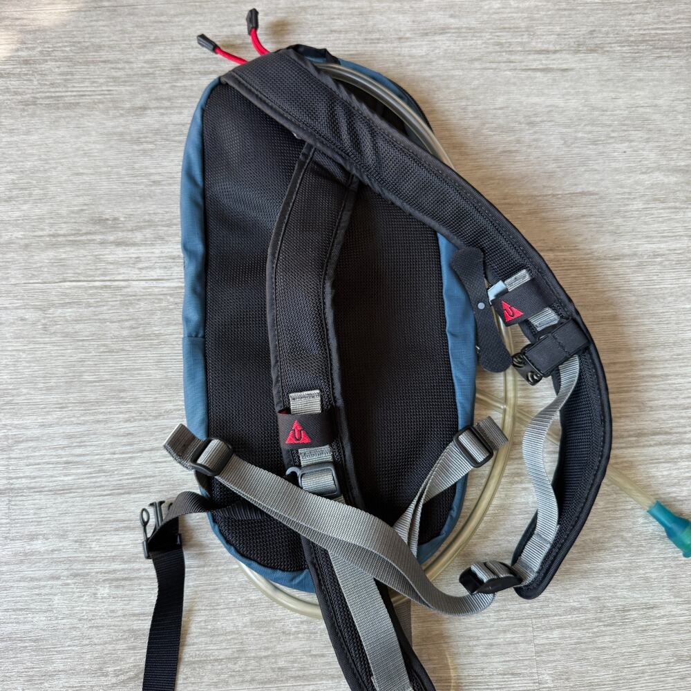 Ultimate Direction Hydration Pack Hiking Backpack… - image 2